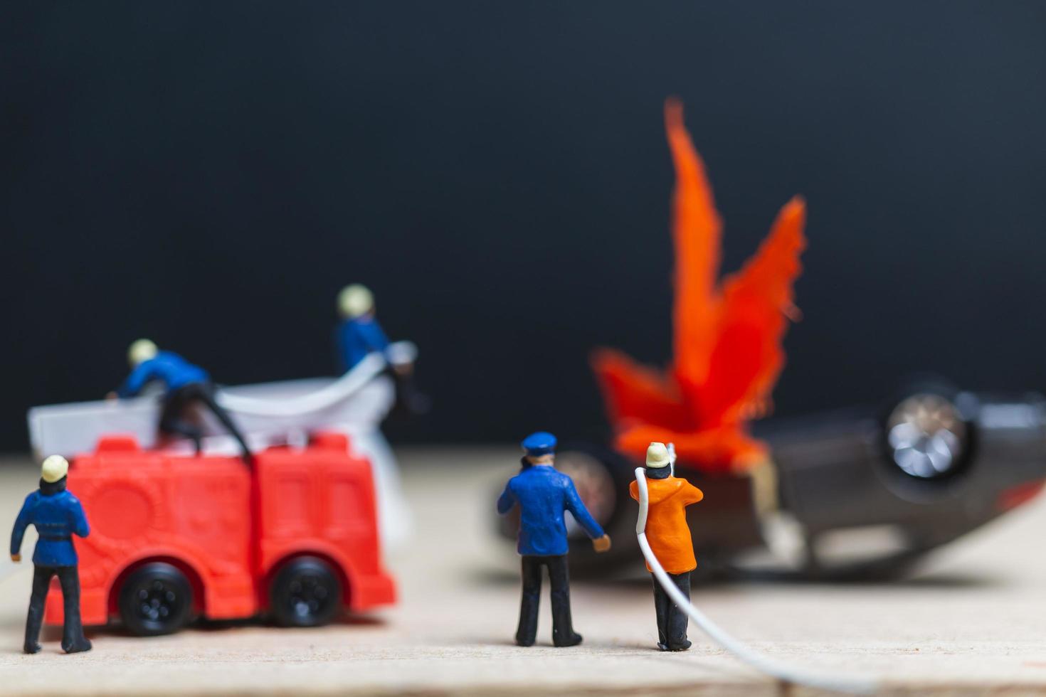 bombeiros em miniatura em um acidente de carro, conceito de acidente de carro foto