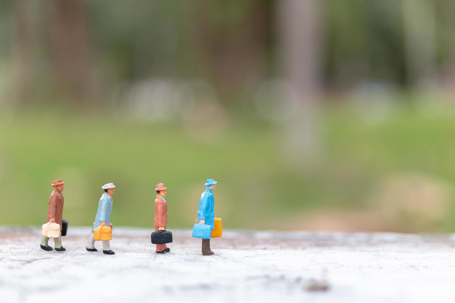 viajantes em miniatura andando em uma rua, conceito de viagem e aventura foto