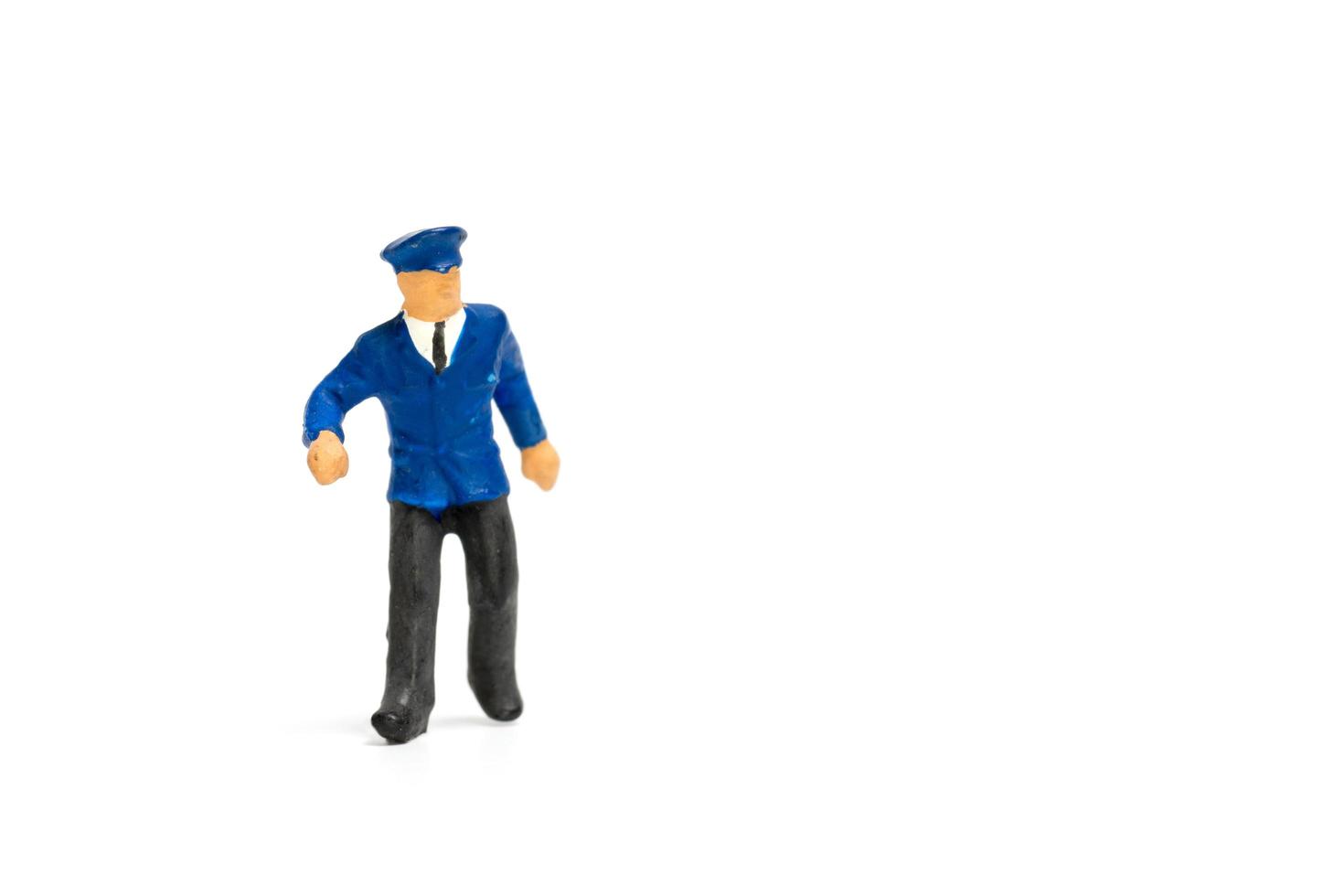 Policial em miniatura isolado em um fundo branco foto