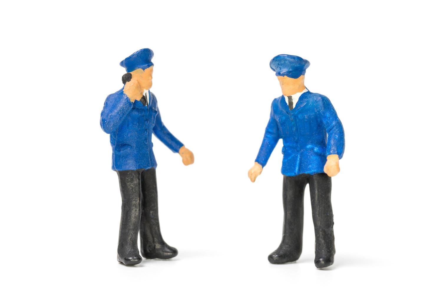policiais em miniatura isolados em um fundo branco foto