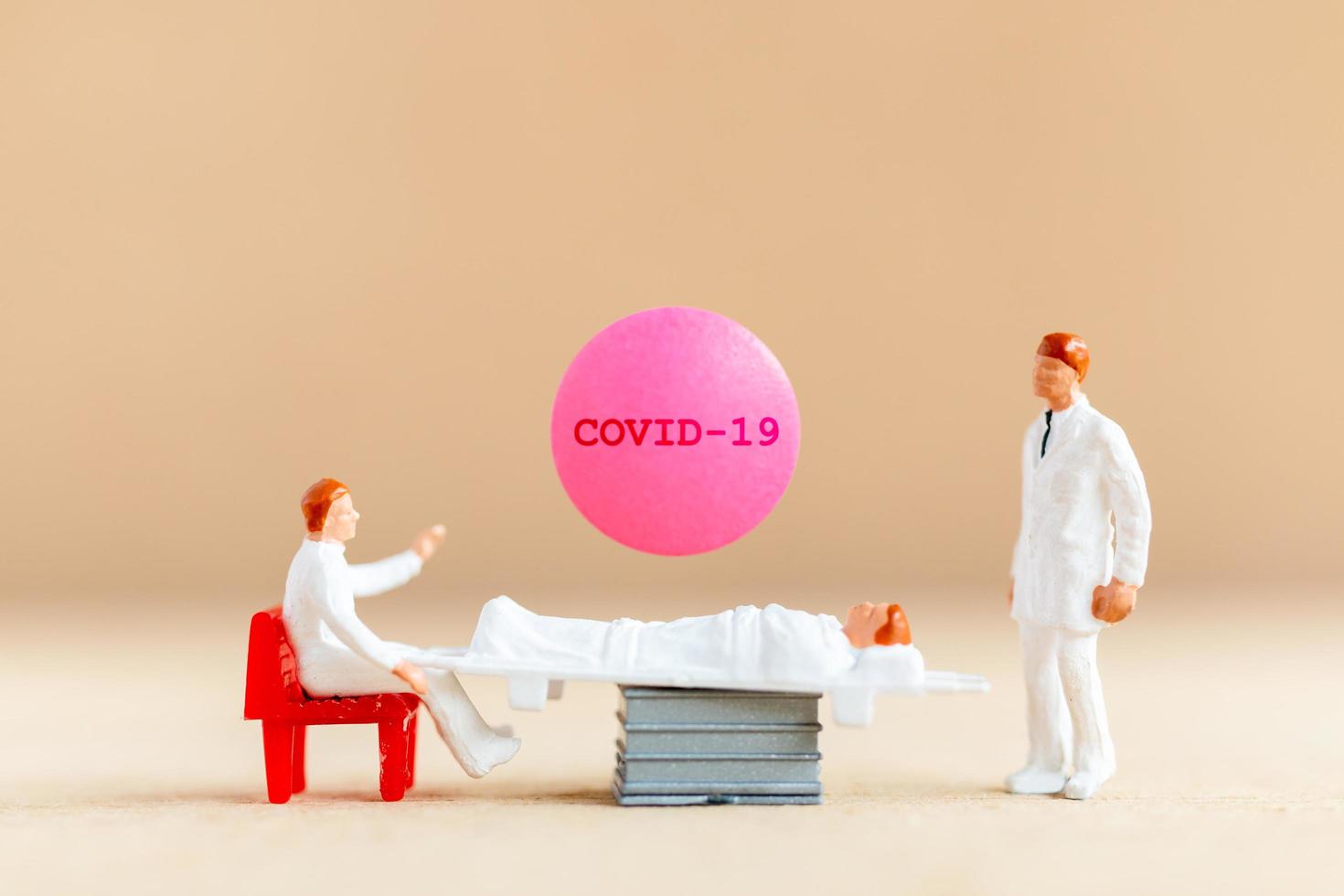 médico em miniatura pesquisando e desenvolvendo uma vacina contra o coronavírus, medicamento para impedir o conceito de surto covid-19 foto