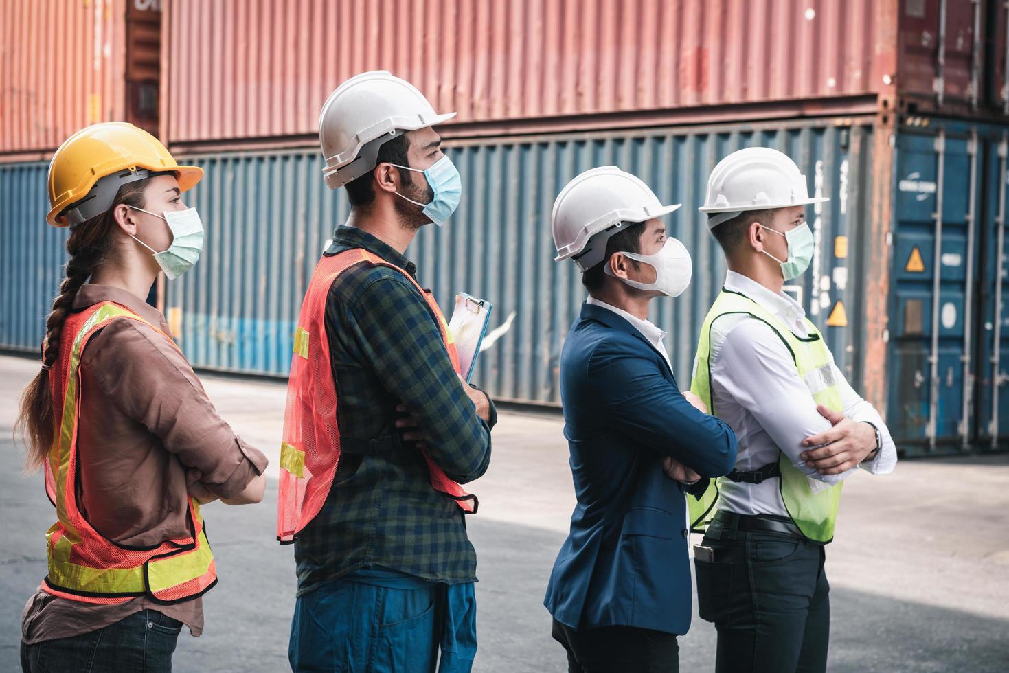 trabalhadores da construção civil conforme covid-19 foto