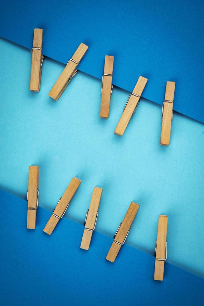 prendedores de roupa presos ao papel azul foto