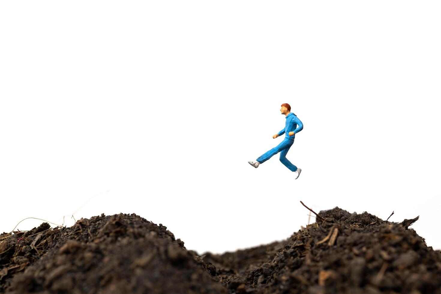 homem em miniatura correndo no chão isolado em um fundo branco, correndo para o conceito de saúde foto