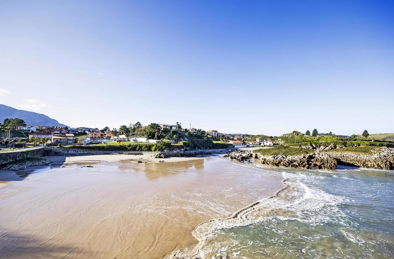 praia de las camaras em celorio um vilarejo de asturias, espanha foto