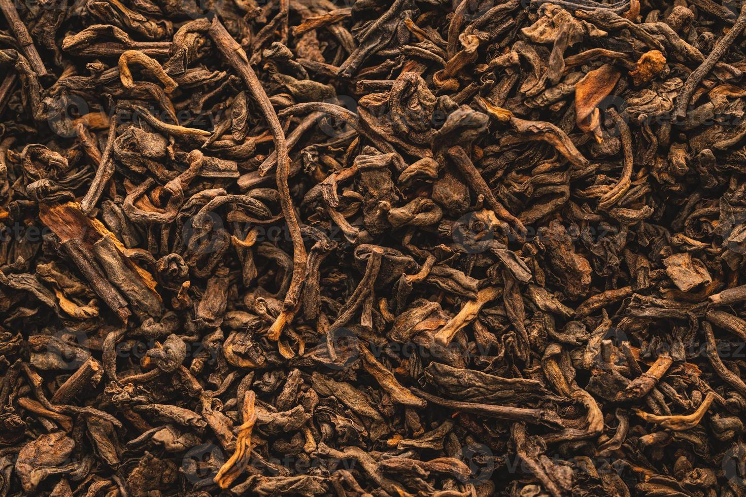 folhas secas de chá preto com canela foto