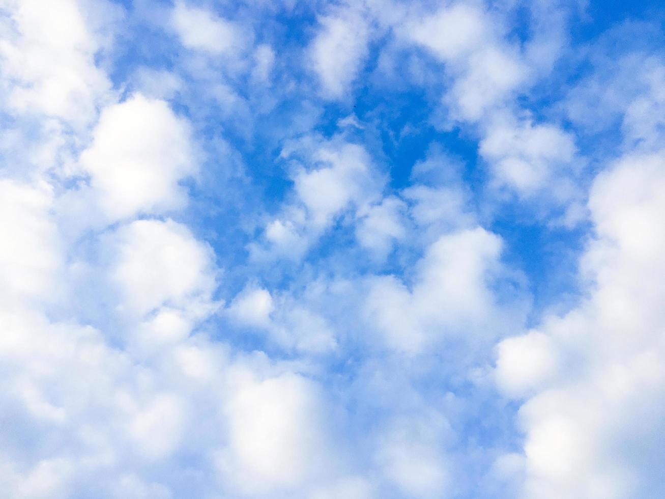 nuvens e céu azul com fundo de espaço de cópia foto