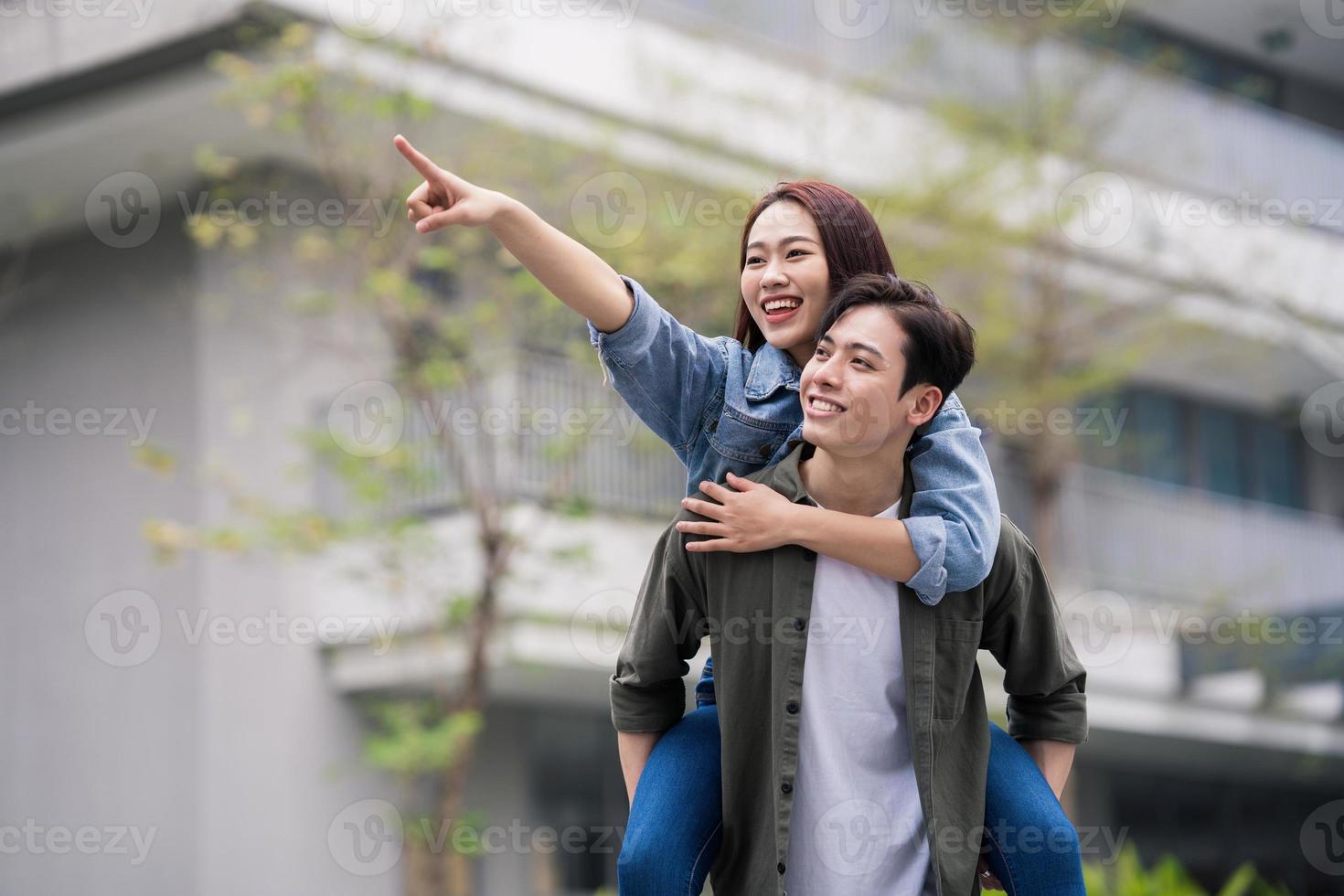 foto do jovem ásia casal ao ar livre