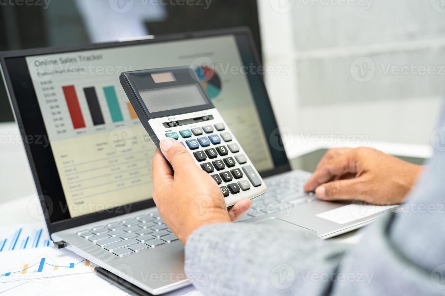 contador asiático trabalhando e analisando contabilidade de projeto de relatórios financeiros com gráfico gráfico e calculadora no conceito moderno de escritório, finanças e negócios. foto