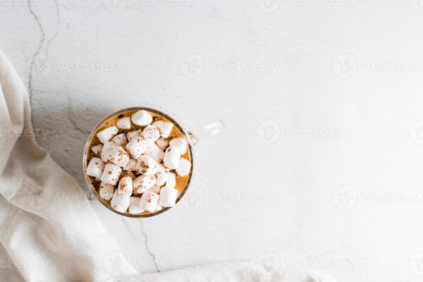 delicioso café com marshmallows dentro uma copo em a mesa. estilo de vida casa relaxamento. topo visualizar. cópia de espaço foto