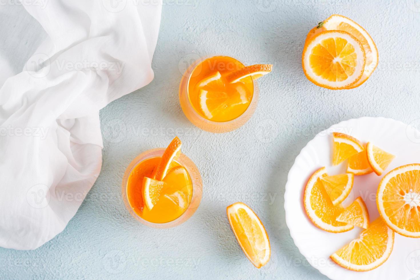 Difícil seltzer coquetel com laranja dentro óculos em a mesa. caseiro bebida. topo Visão foto