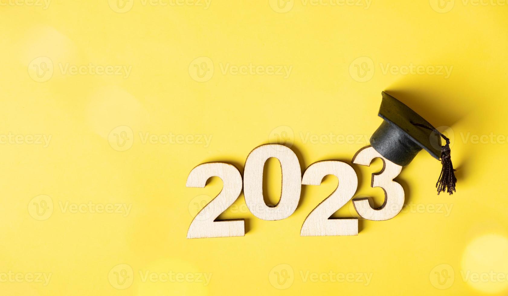 classe do 2023 conceito. de madeira número 2023 com graduado boné em colori fundo com bokeh foto