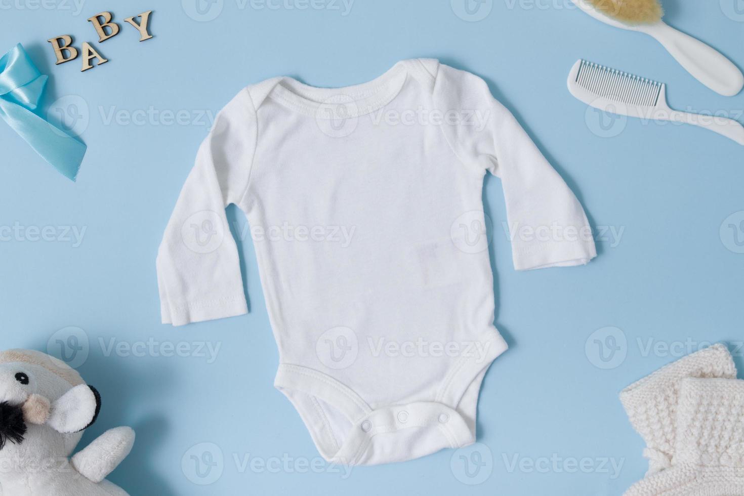 topo Visão do bebê roupas, branco bebê maiô brincar em azul fundo. Lugar, colocar seu texto ou logotipo foto