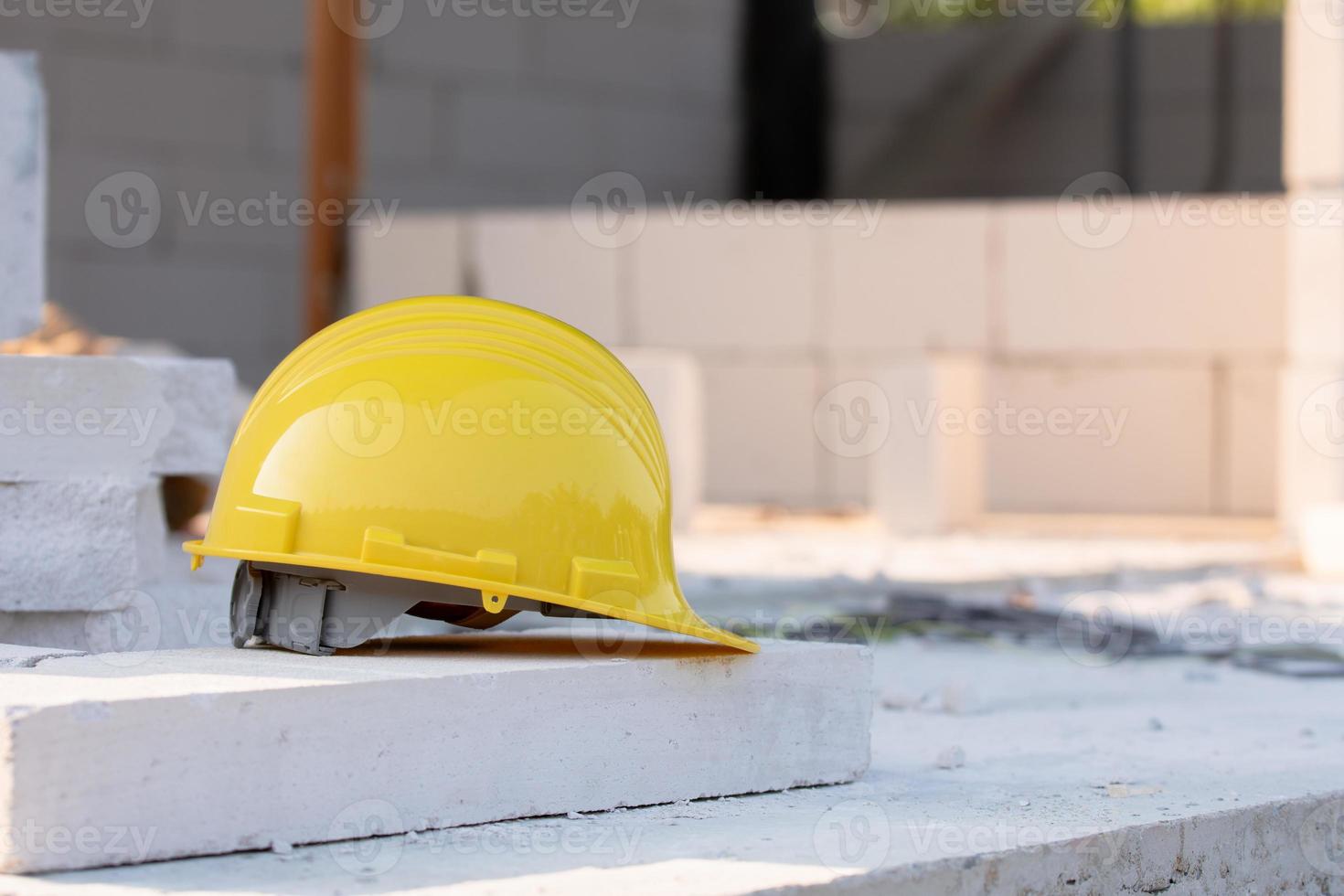 capacete amarelo capacete de segurança na construção local foto