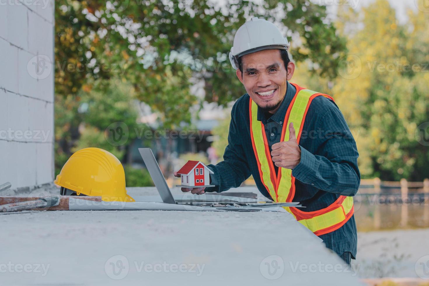 engenheiro arquitetônico projeta construção civil para um projeto de casa foto