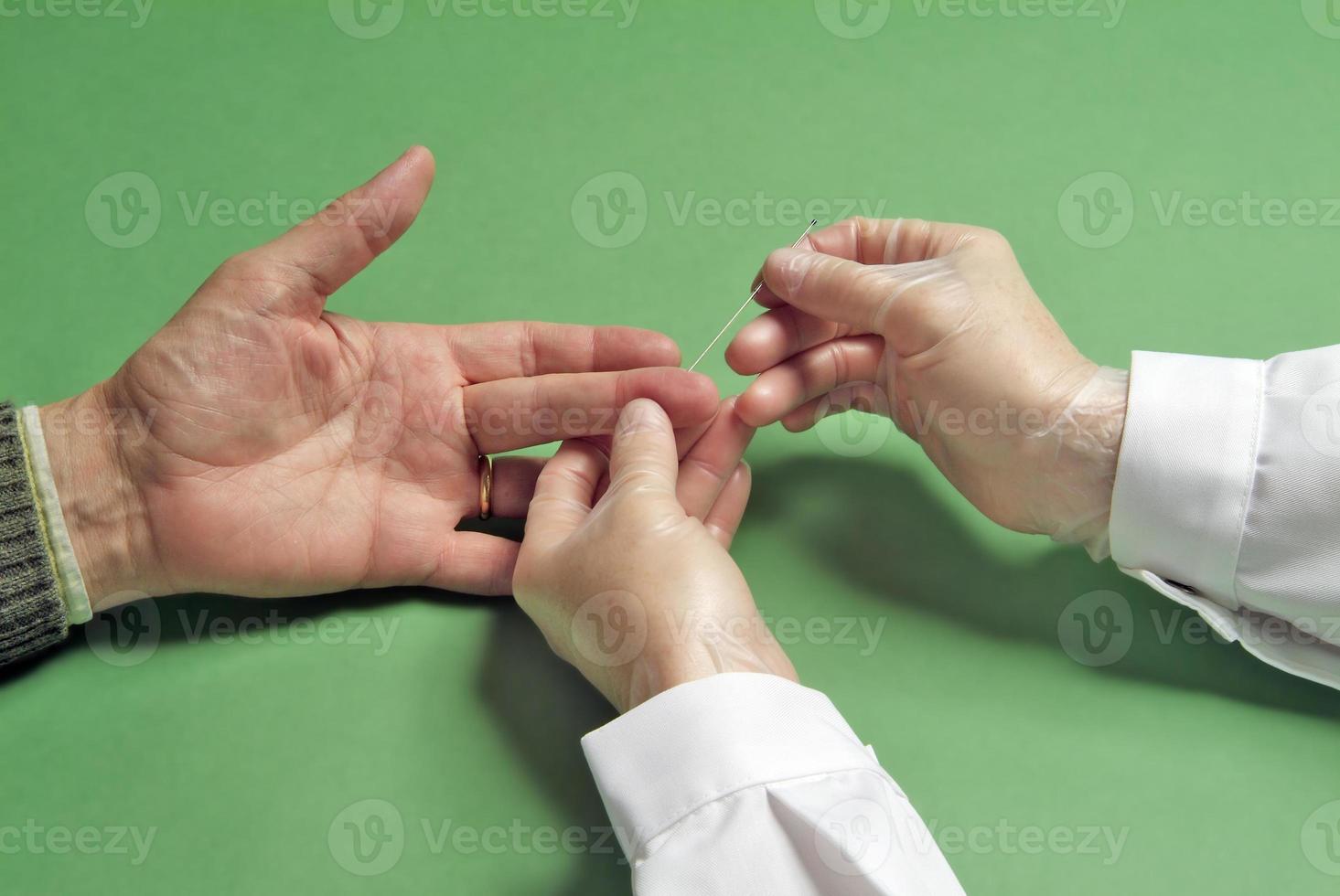 exame de sangue no dedo foto