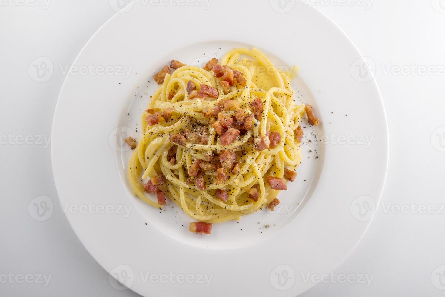 prato de macarrão espaguete à carbonara foto