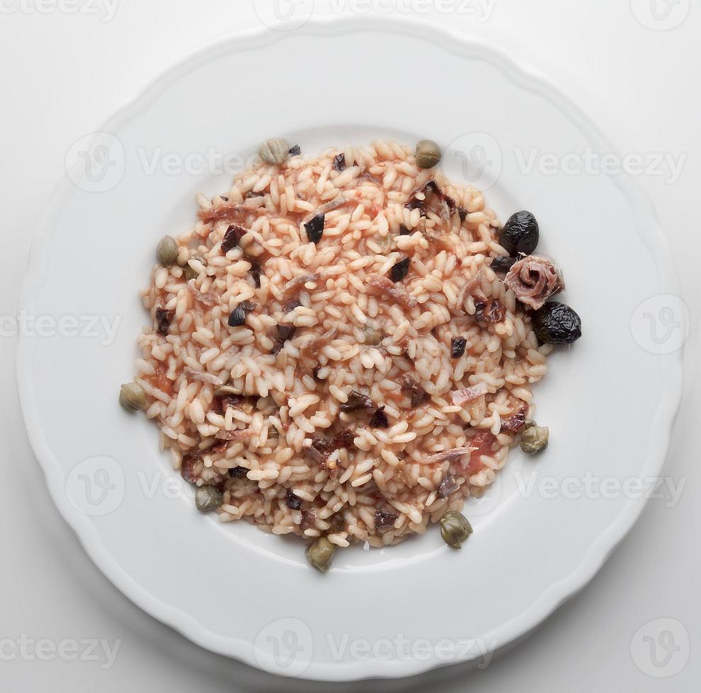 risoto anchovas alcaparras tomate azeitonas foto