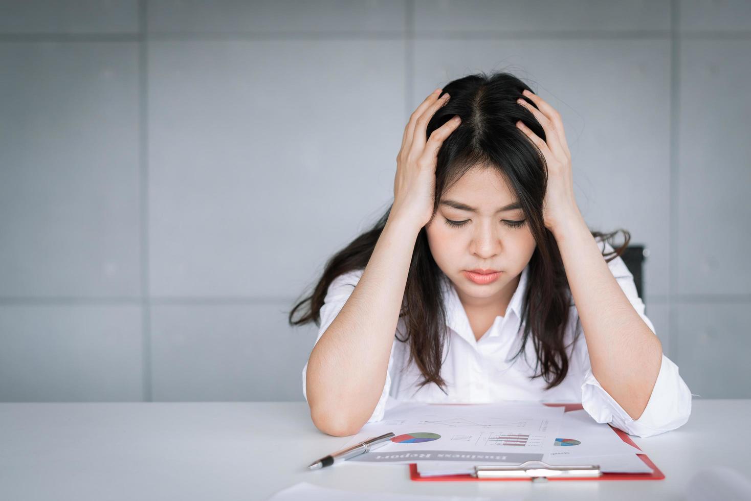 empresária asiática se sentindo cansada e estressada foto