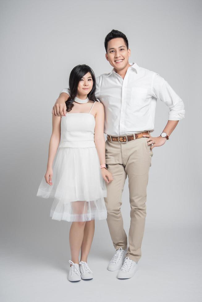 casal feliz asiático apaixonado em fundo branco foto