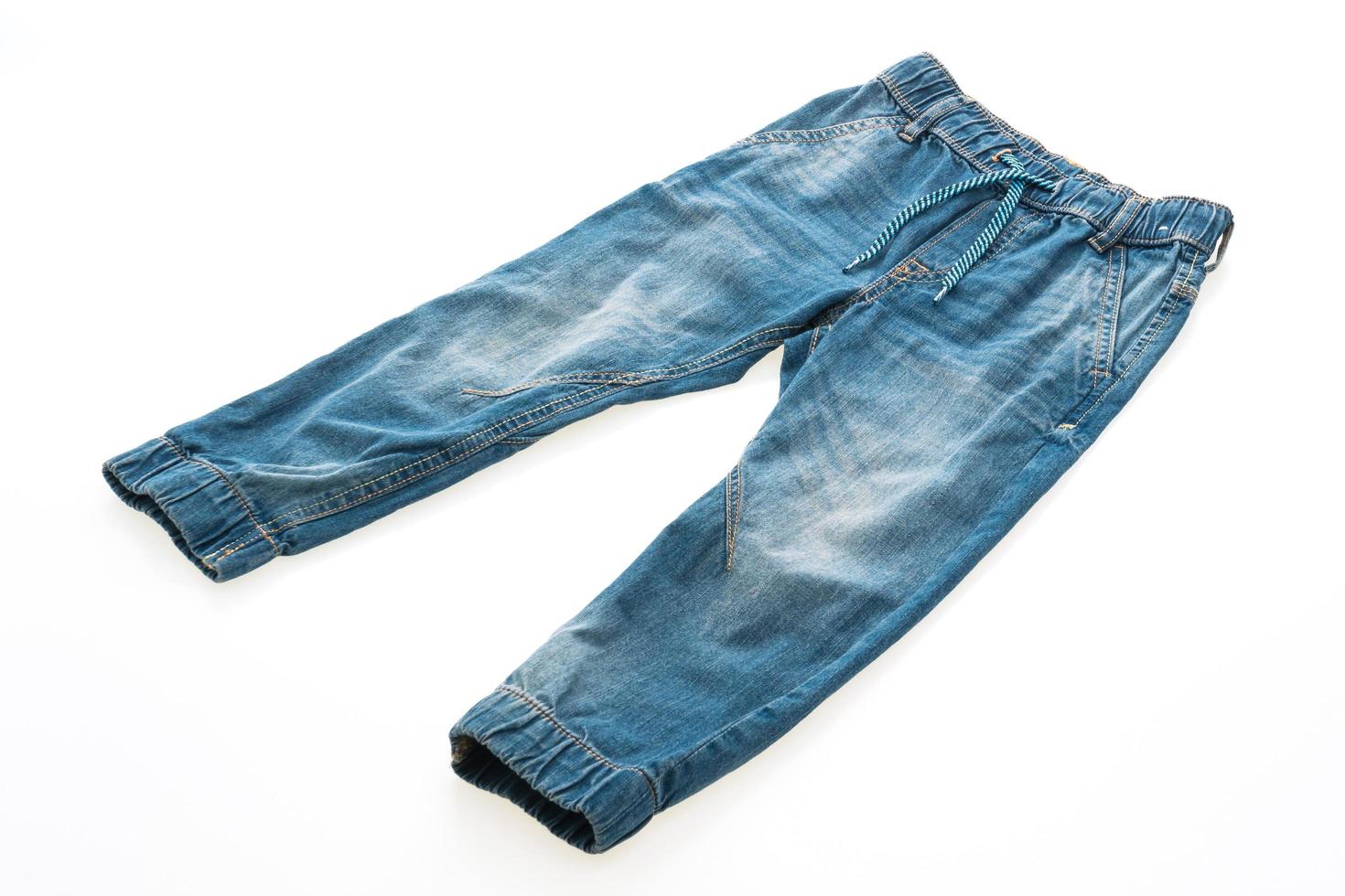 calça jeans isolada no fundo branco foto