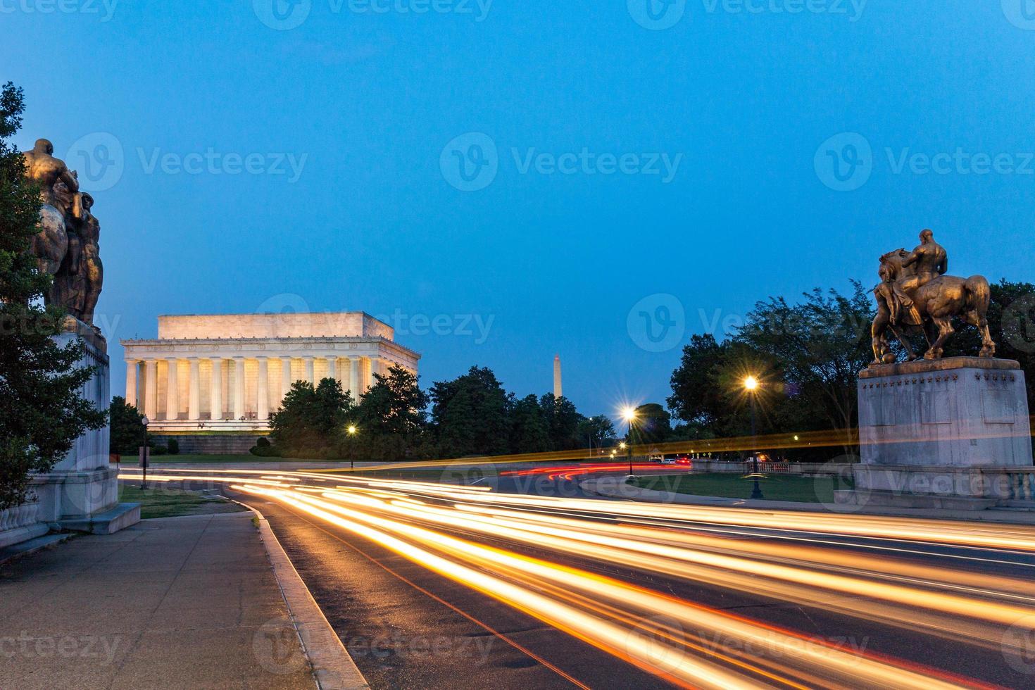 lincoln memorial à noite em washington dc, eua foto