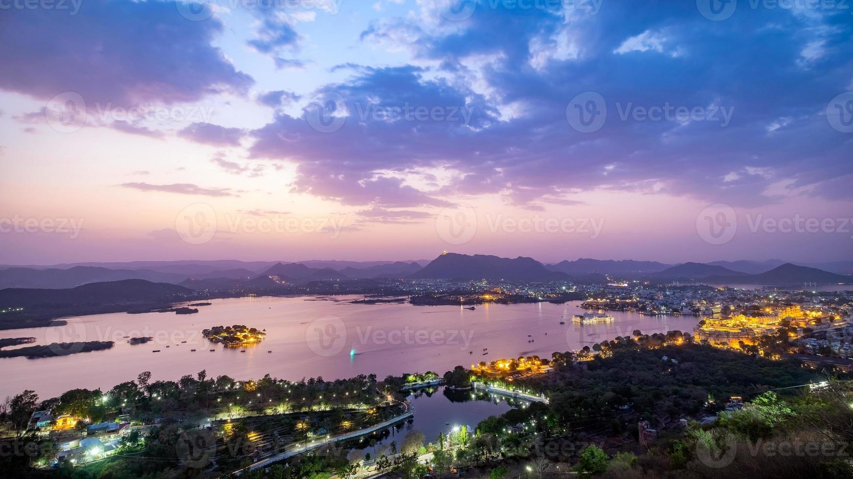 cidade de udaipur no lago pichola à noite, rajasthan, índia foto