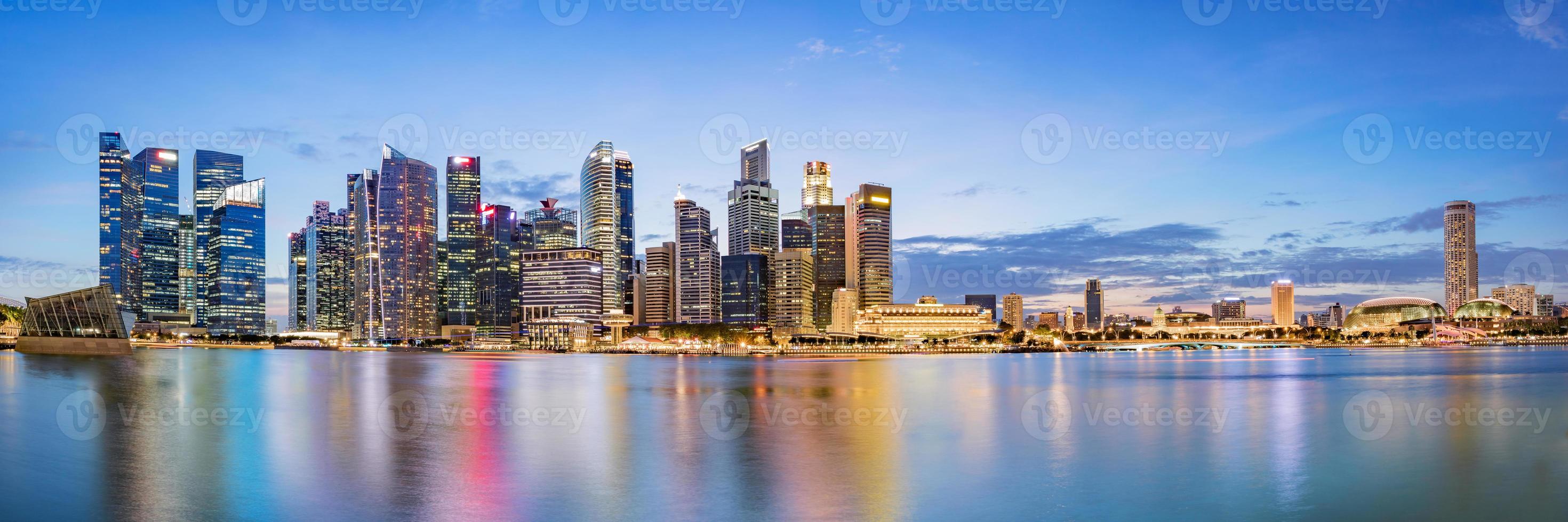 horizonte do distrito financeiro de Singapura na baía da marina foto