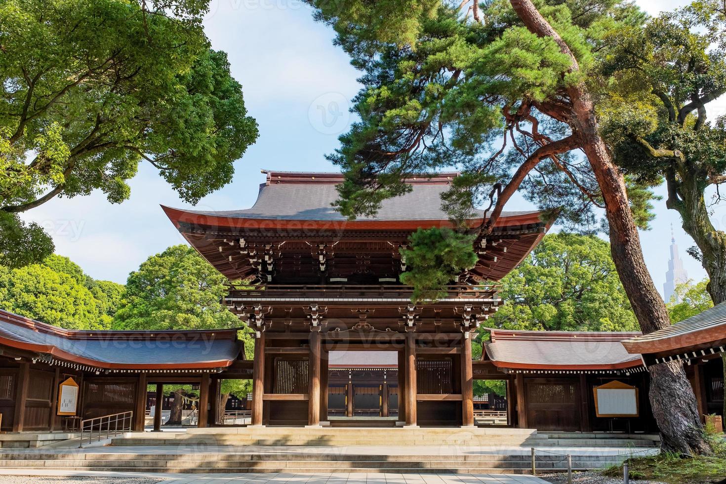 portal em meji jingu ou área do santuário meji em tokyo, no Japão foto