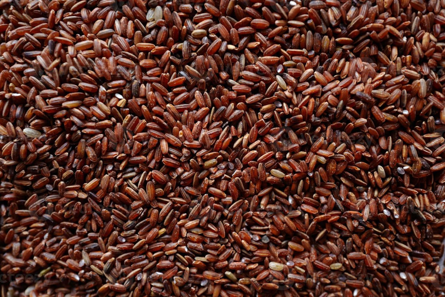 close-up de arroz vermelho a granel foto