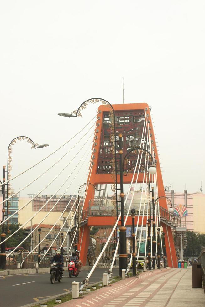 Jembatan sawunggaling é 1 do a popular pontes dentro surabaya. isto ponte conecta a fachada estrada em a oeste lado do Jalan raya wonokromo com Jalan gunungsari foto