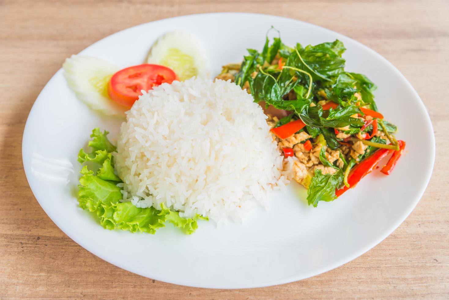 folha picante de manjericão frito com frango e arroz foto