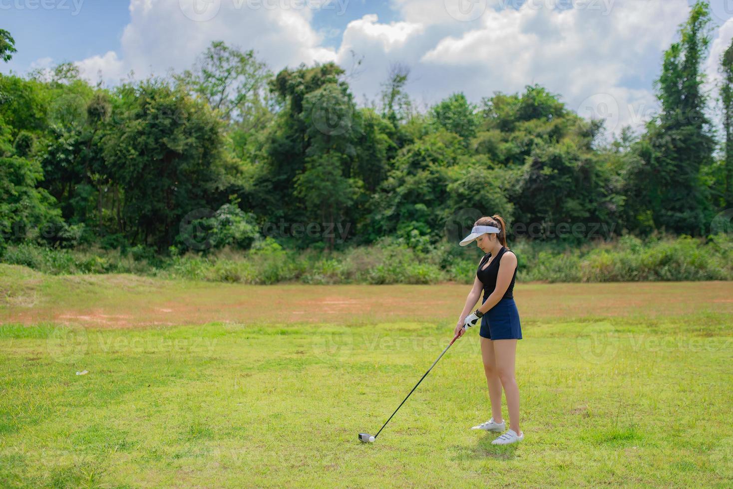 retrato do jogador de golfe ásia mulher segurando golfe madeira às a país clube, feliz mulher conceito, colocar golfe em PIN foto