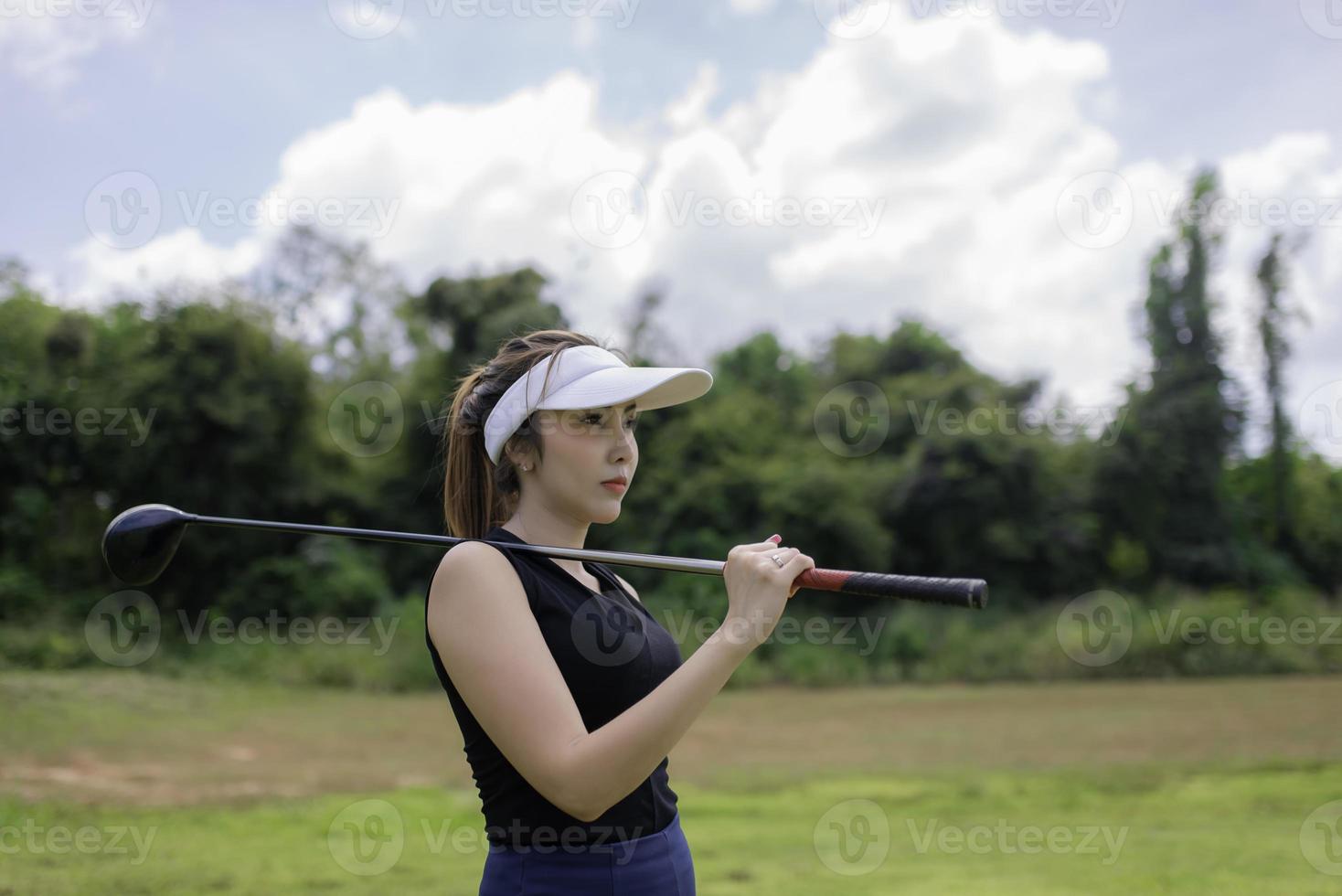 retrato do jogador de golfe ásia mulher segurando golfe madeira às a país clube, feliz mulher conceito, colocar golfe em PIN foto