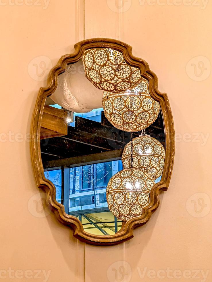 clássico decoração espelhos com reflexões do restaurante interior foto