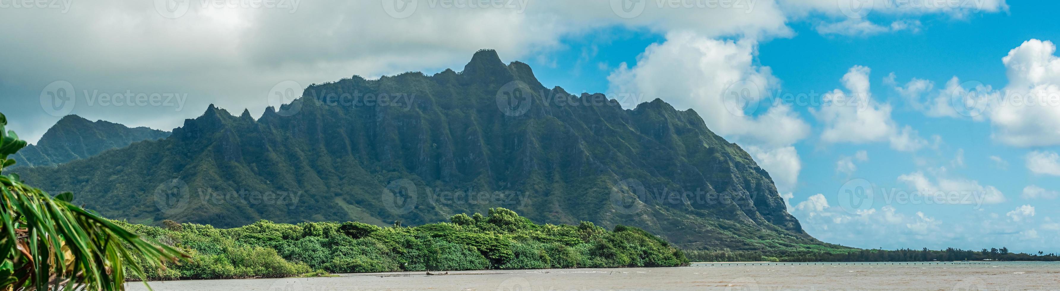 panorama do tropical lagoa, exuberante montanhas, e a oceano dentro oahu, Havaí foto