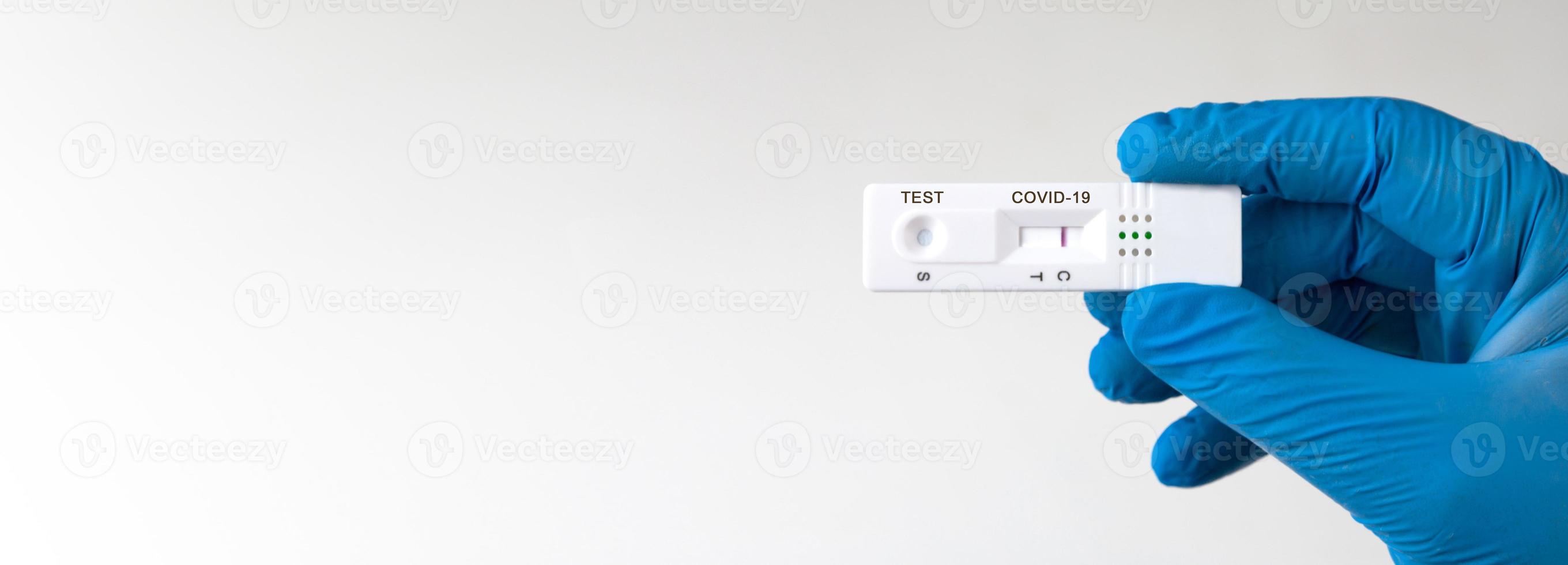 resultado de teste negativo usando dispositivo de teste rápido para covid-19. foto