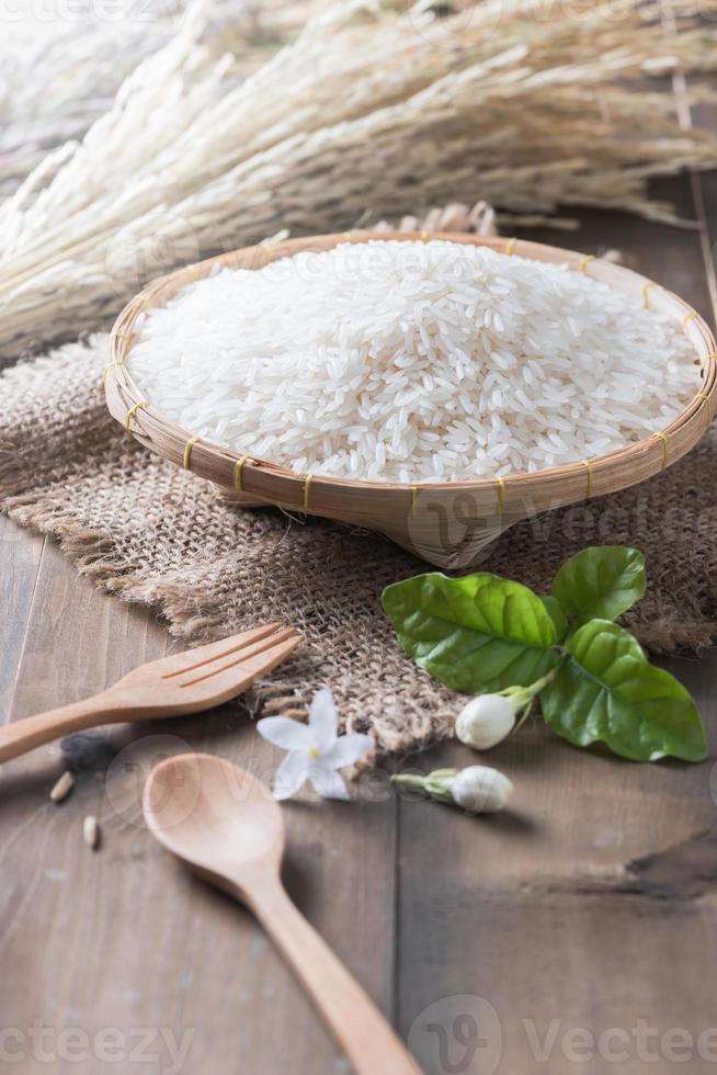 tailandês jasmim arroz, cru arroz em bambu cesta foto