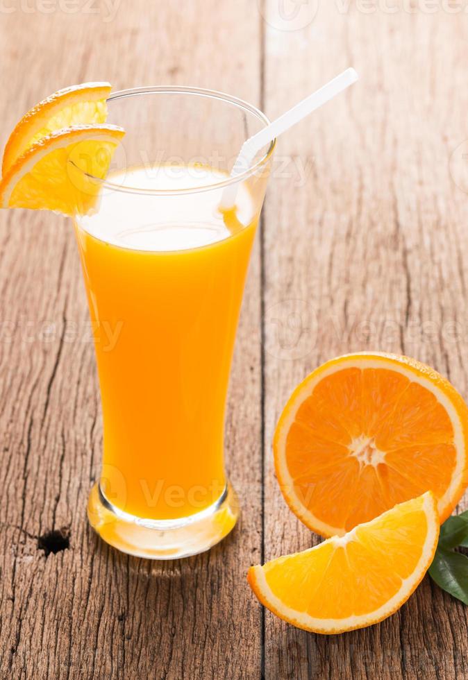 copo de suco de laranja recém prensado com fatias de laranja foto