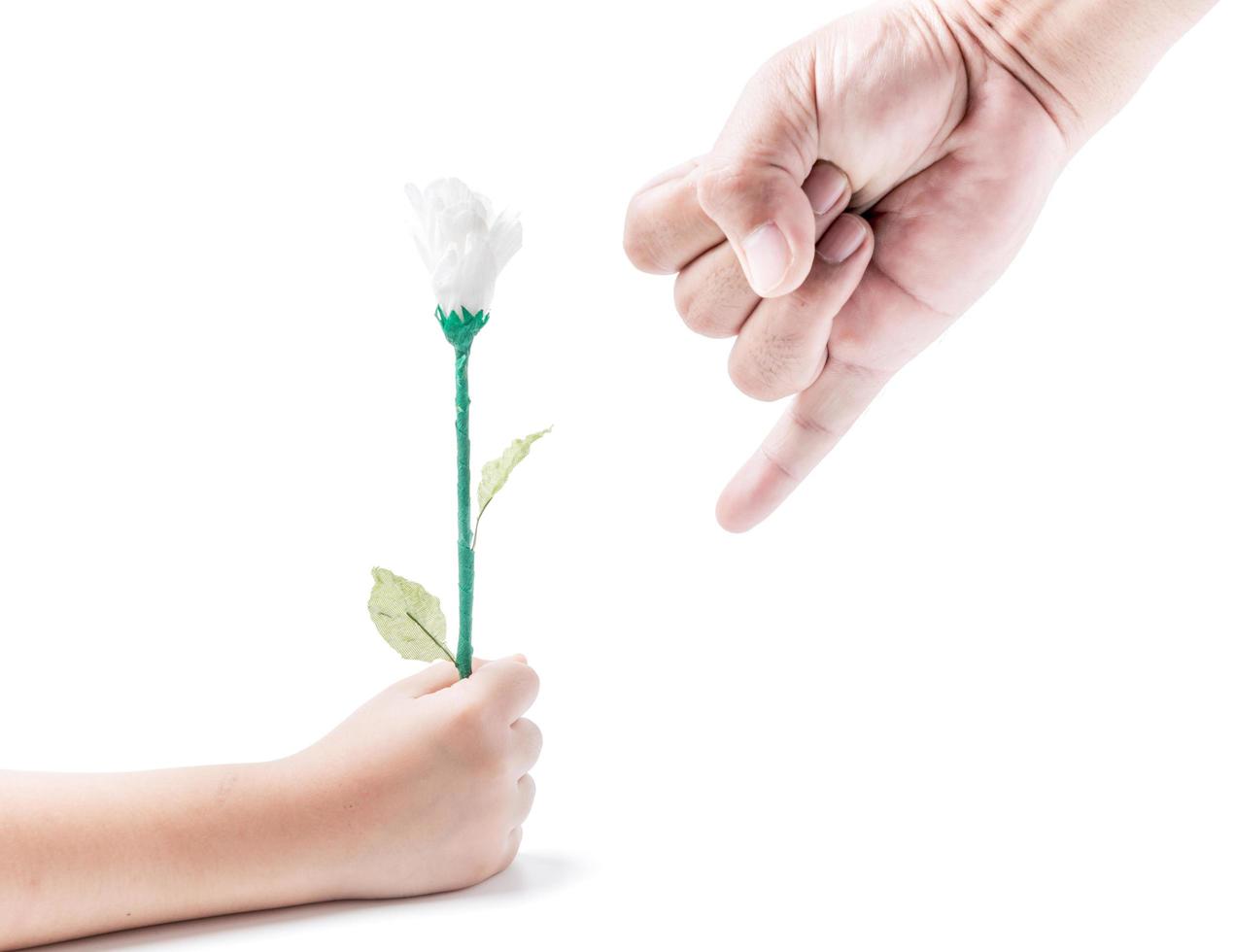 dedo mão símbolos e flor dentro mão menina isolado foto