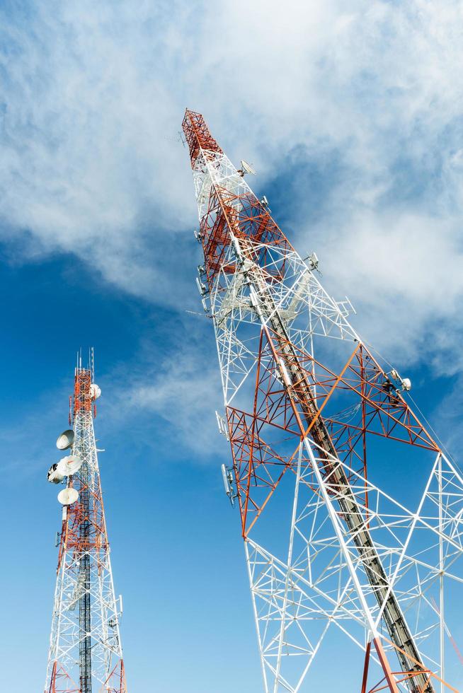 comunicação antena torre com azul céu foto