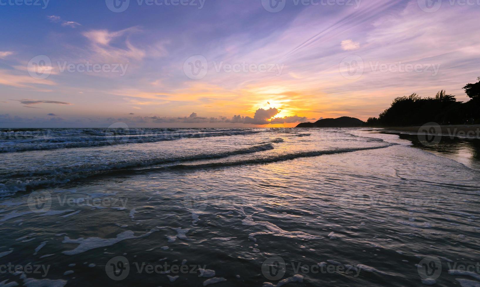 pôr do sol. lindo pôr do sol dentro leste parte do Tailândia foto