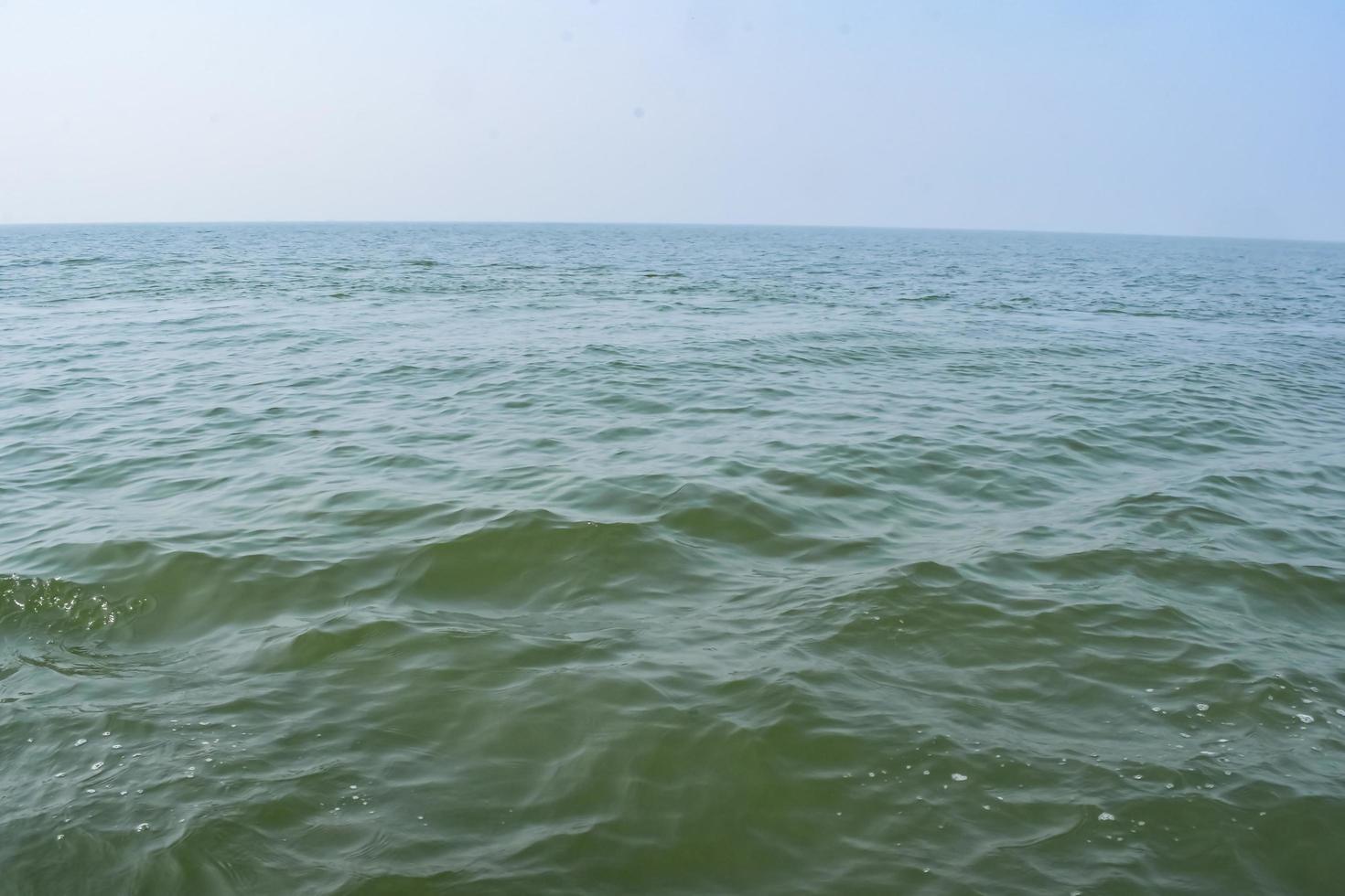 surpreendente Visão do árabe mar durante a dia Tempo dentro Goa, Índia, oceano Visão a partir de de madeira barco foto