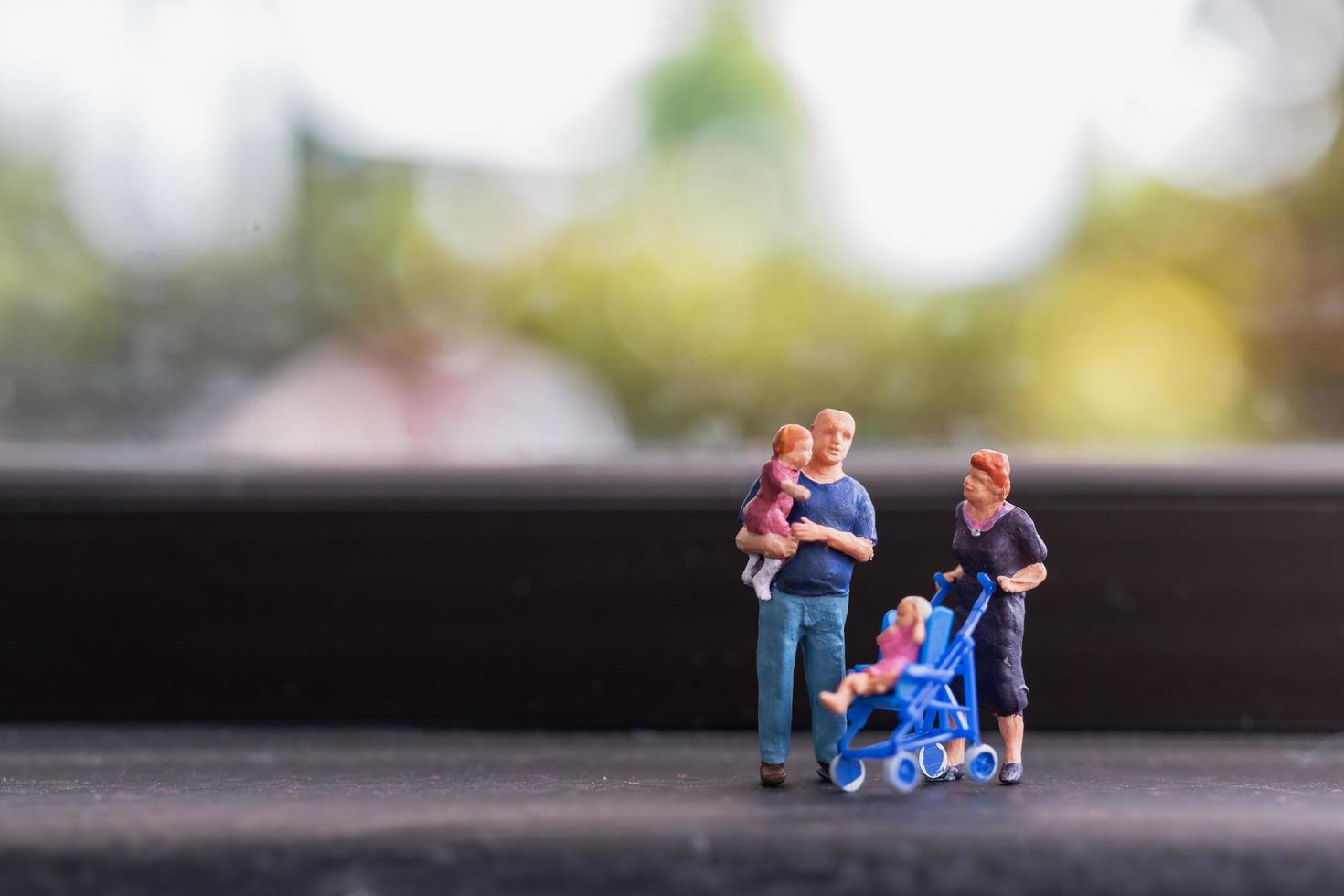 pais em miniatura com filhos caminhando ao ar livre, conceito de família feliz foto