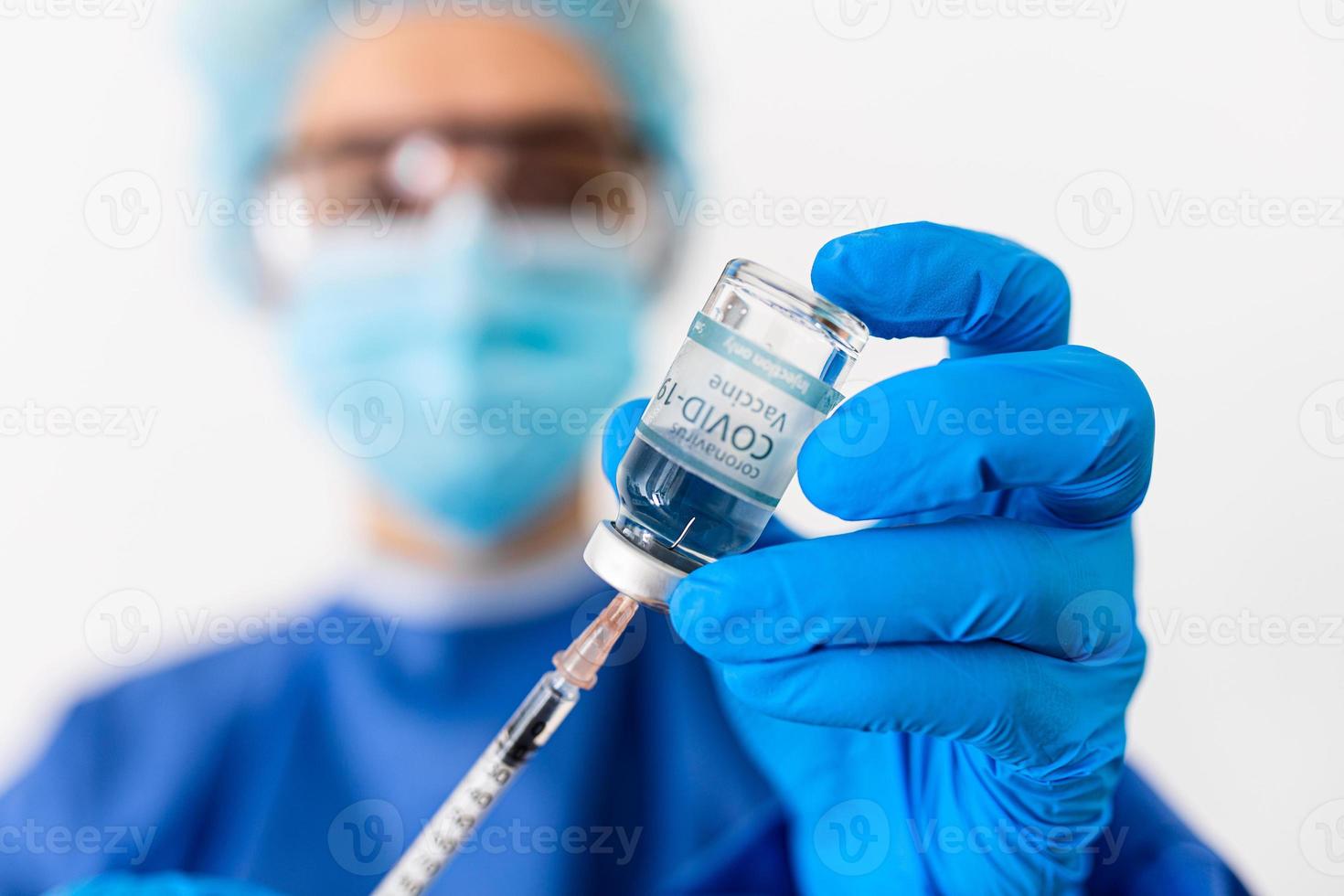 conceito luta contra vírus covid-19 corona vírus, médico ou cientista dentro laboratório segurando uma seringa com líquido vacinas para crianças ou Mais velho adultos foto