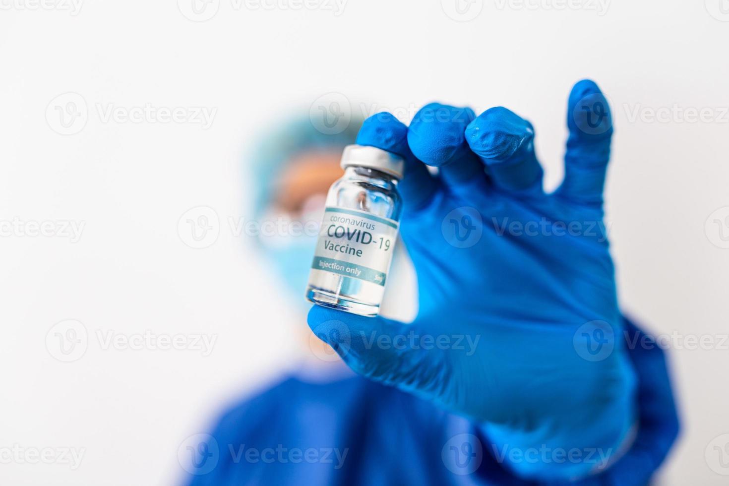 desenvolvimento e criação do uma coronavírus vacina covid-19 .coronavírus vacina conceito dentro mão do médico azul vacina jar. vacina conceito do luta contra coronavírus. foto