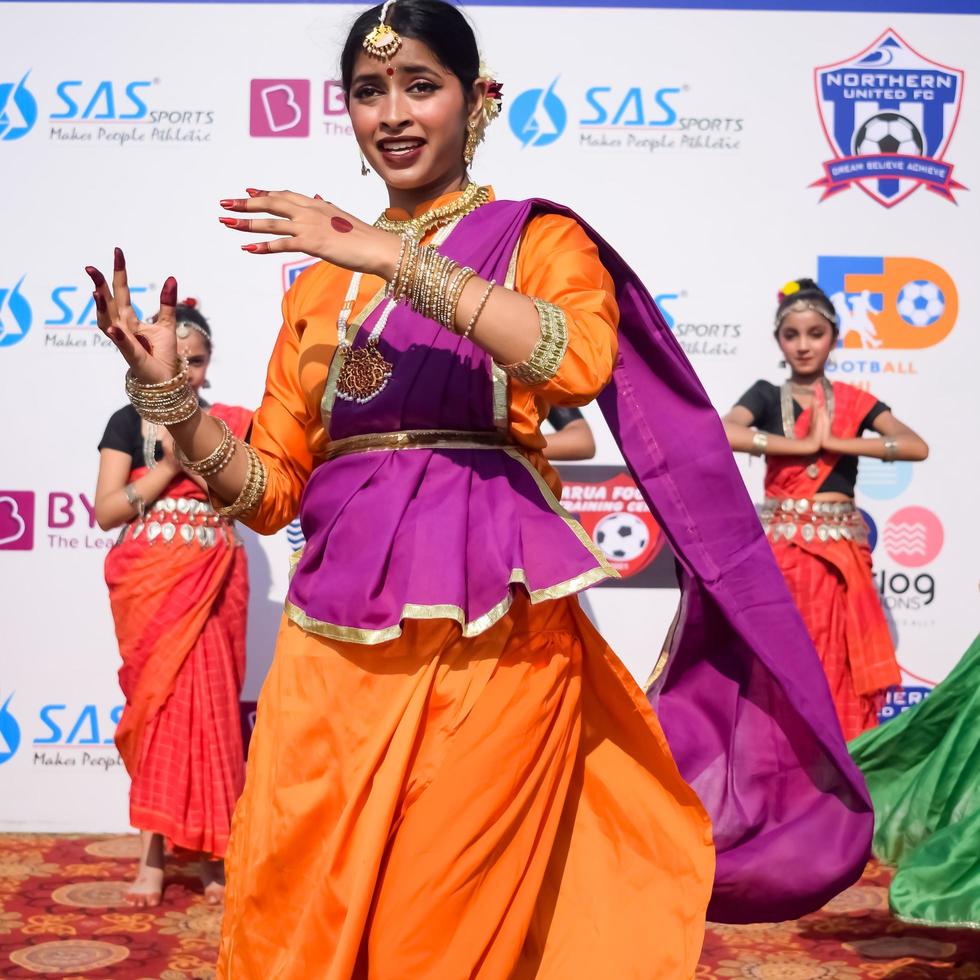 Délhi, Índia - dezembro 11 2022 - bharatanatyam indiano clássico odissi dançarinos realizando às estágio. lindo indiano menina dançarinos dentro a postura do indiano dança. indiano clássico dança bharatanatyam foto