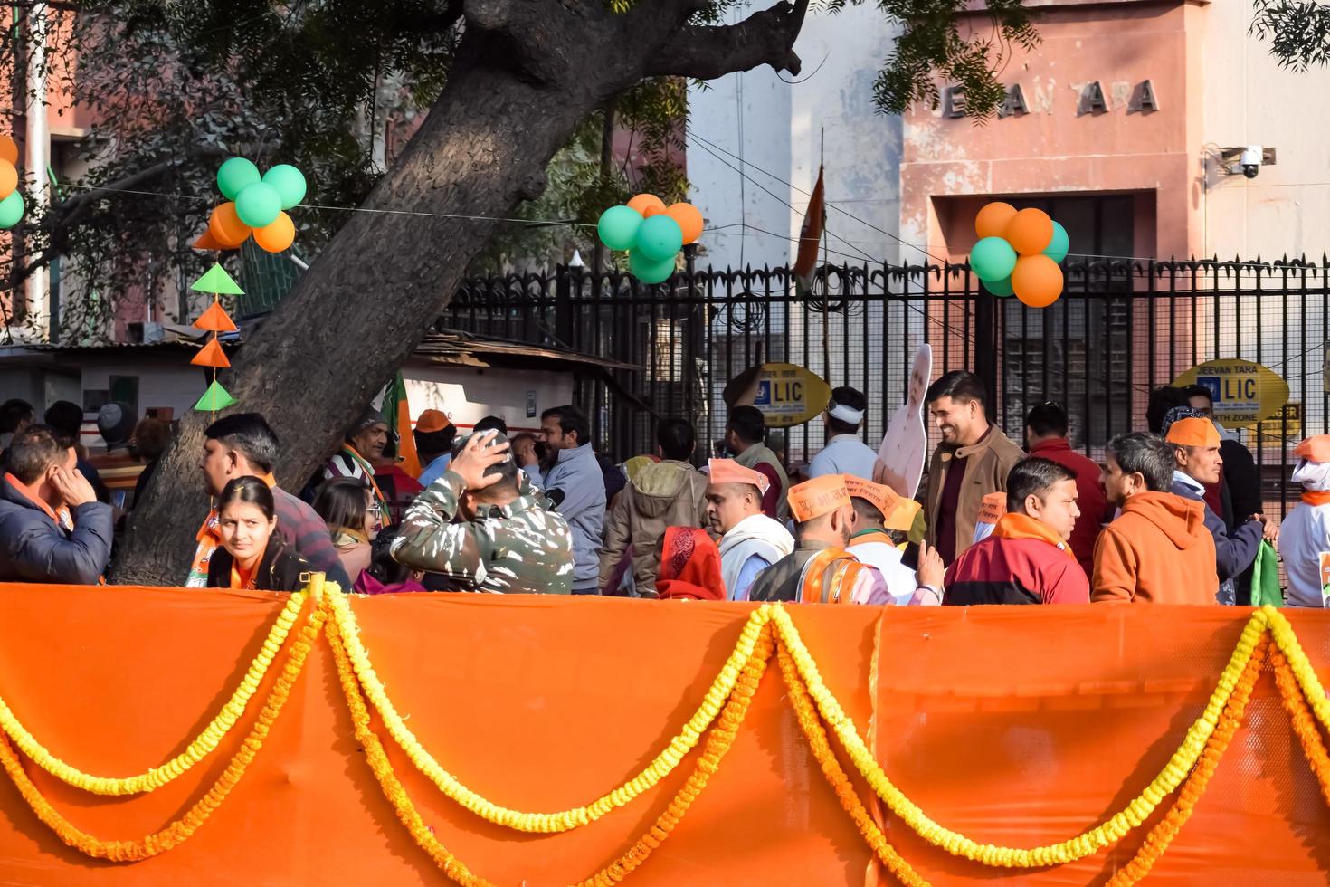 nova delhi, índia - 16 de janeiro de 2023 - milhares de pessoas reunidas durante o road show do primeiro ministro narendra modi bjp, pessoas durante o grande comício eleitoral pm modi na capital foto