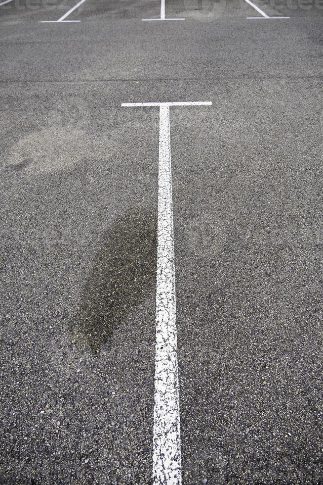 linhas de estacionamento no asfalto foto