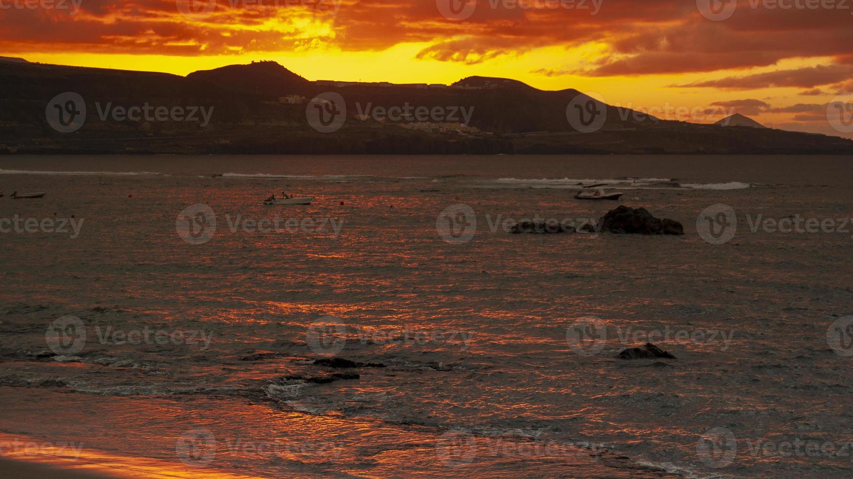 pôr do sol na cidade de las palmas, gran canaria foto